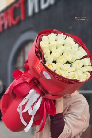 Букет из 37 белых кенийских роз  50 см