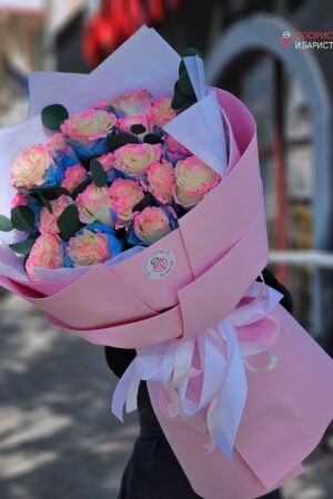 Букет из 21 розы Барби голландской с эвкалиптом