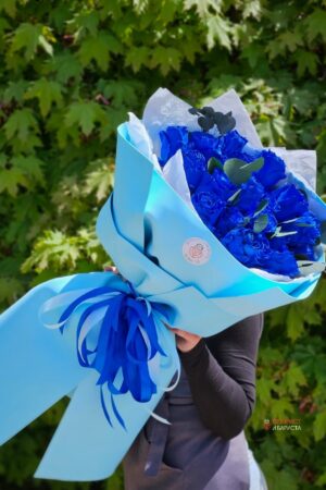 Букет из 21 розы  голландской розы цвета электрик