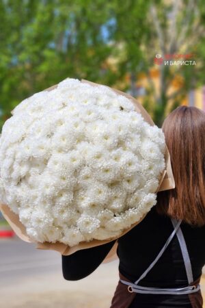 Обьемный букет из 41 ветки кустовой хризантемы