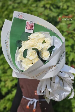 Букет из 15 голландских роз с  эвкалиптом