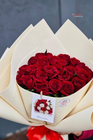 Букет из 25 голландских красных роз 60 см в обьемном оформлении