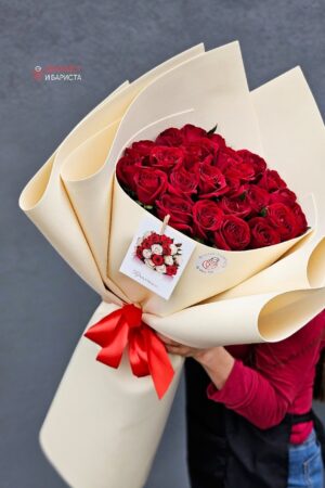 Букет из 25 голландских красных роз 60 см в обьемном оформлении