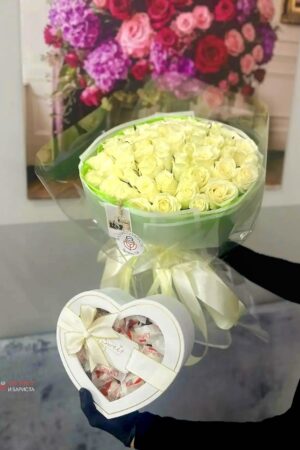 Букет из 51 кенийской белой розы 50 см + коробка М  Rafaello