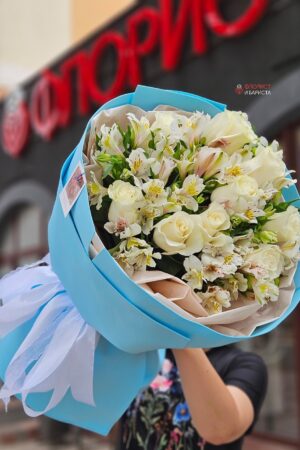 Букет из голландской белой розы и альстромерии