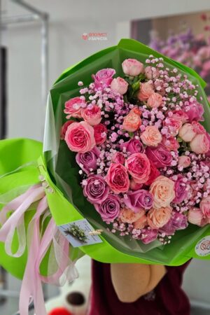 Букет из ассорти роз кенийской и кустовой с гипсофилой