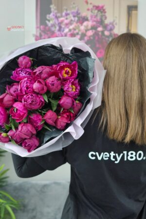 Букет из 25 малиновых пионов