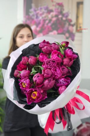 Букет из 25 малиновых пионов