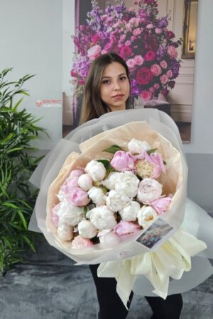 Букет из 25 кремово розовых пионов