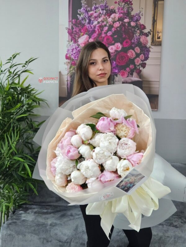 Букет из 25 кремово розовых пионов