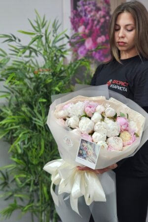Букет из 25 кремово розовых пионов