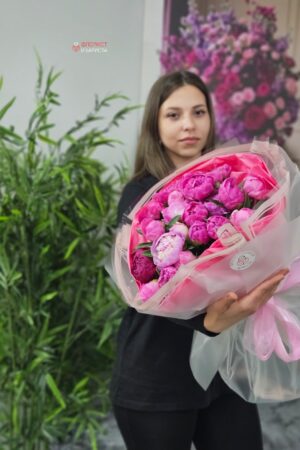 Букет из 25 розовых пионов