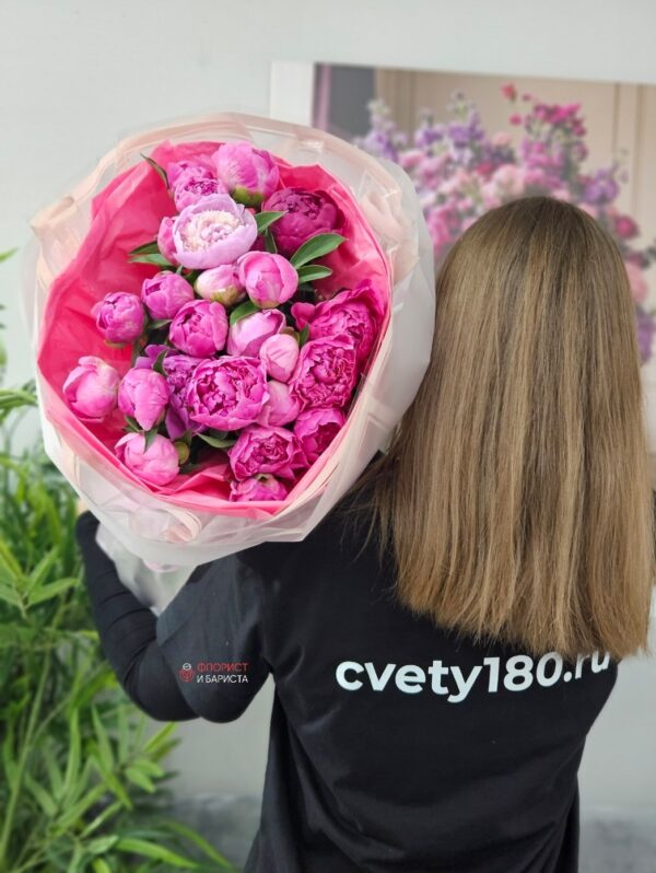 Букет из 25 розовых пионов