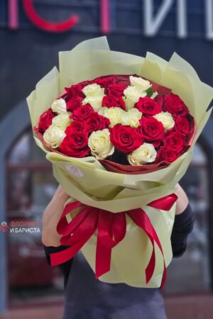Букет из 29 голландских микс  роз 60 см
