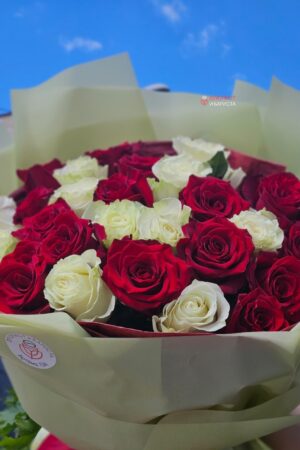 Букет из 29 голландских микс  роз 60 см