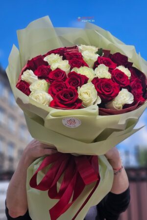 Букет из 29 голландских микс  роз 60 см