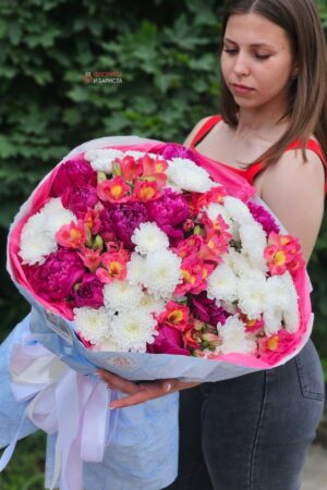 Букет  микс из пионов, хризантем и альстромерии
