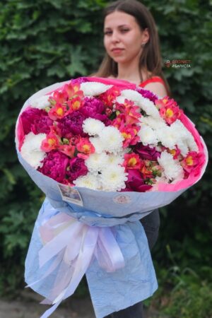 Букет  микс из пионов, хризантем и альстромерии