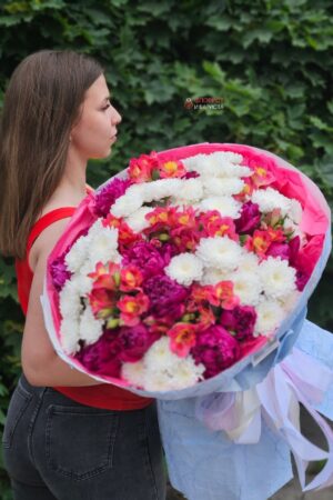 Букет  микс из пионов, хризантем и альстромерии