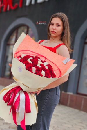 Букет из 51 голландской красно белой розы