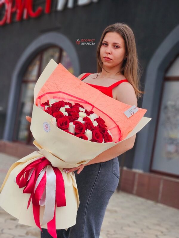 Букет из 49 кенийских роз алых