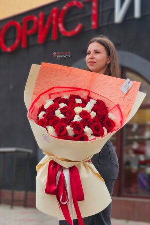 Букет из 51 голландской красно белой розы