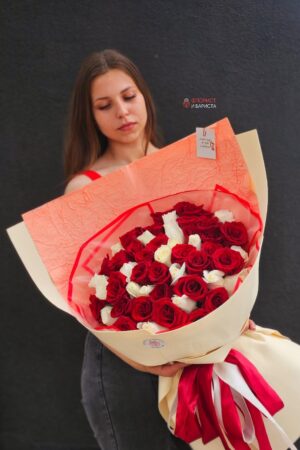 Букет из 51 голландской красно белой розы