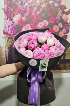 Букет из 25 розовых пионов