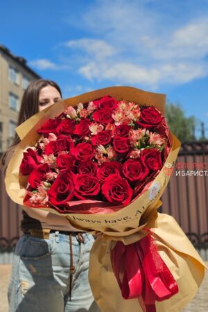 Букет из 21 голландской розы 80 см в крафте с альстромерий
