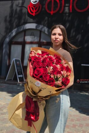 Букет из 21 голландской розы 80 см в крафте с альстромерий