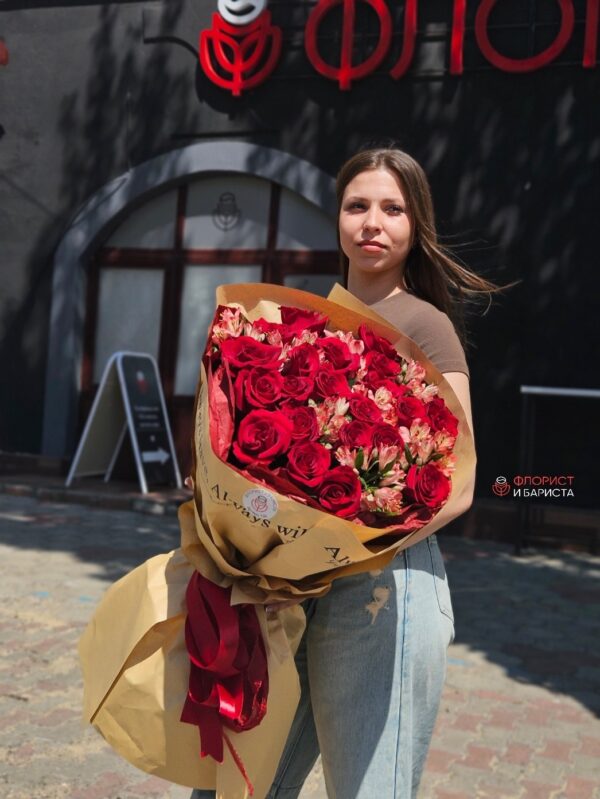 Букет из 21 голландской розы 80 см в крафте с альстромерий