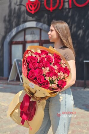 Букет из 21 голландской розы 80 см в крафте с альстромерий
