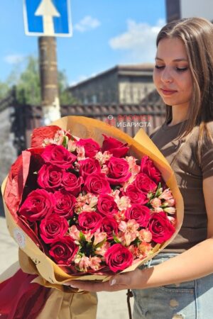 Букет из 21 голландской розы 80 см в крафте с альстромерий