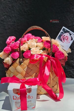 Кустовые розы в плетеном лукошко с Rafaello
