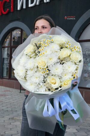 Нежный букет из голландских роз, хризантем и альстромерии