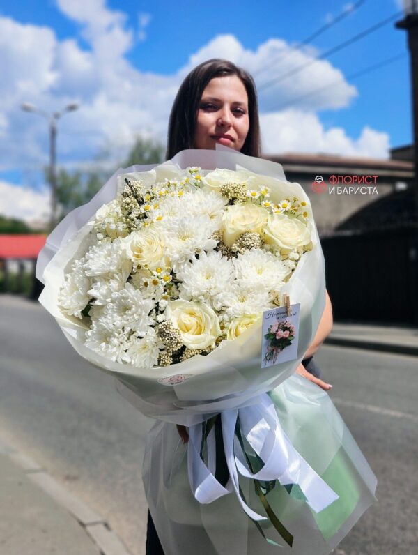 Нежный букет из голландских роз, хризантем и альстромерии