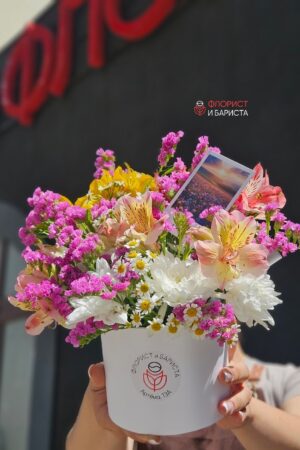 Яркая композиция летняя из микса цветов в шляпной коробке