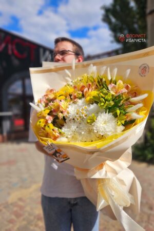 Яркий букет из ассорти цветов