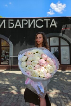 Нежный букет из 25 пионов белых с розовым