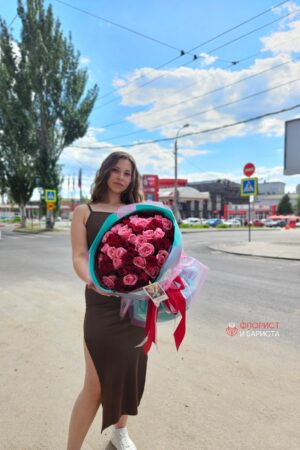 Букет из 51 красно розовой кенийской розы, 50 см