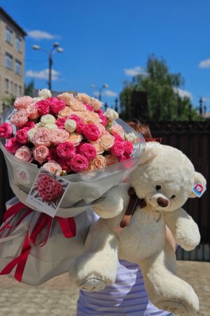 Букет из ассорти импортных роз + плюшевый мишка