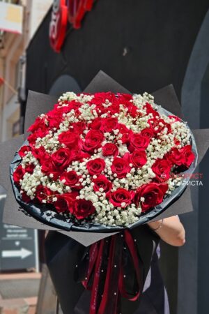 Букет из 55 голландских роз 60 см с гипсофилой