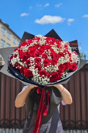 Букет из 55 голландских роз 60 см с гипсофилой