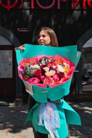 Яркий дофаминовый букет из ассорти цветов