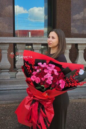Букет в черно красном оформлении из кустовой и кенийской розы