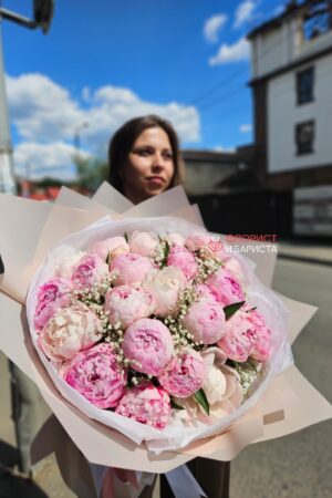 Букет из 25 нежных пионов с гипсофилой