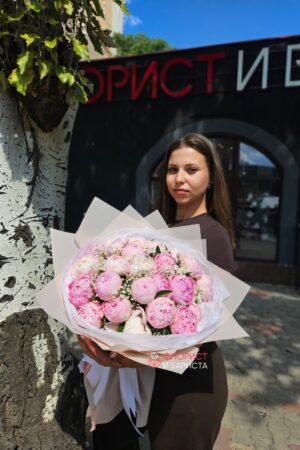 Букет из 25 нежных пионов с гипсофилой