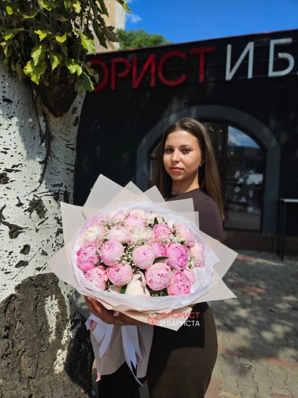 Букет из 25 нежных пионов с гипсофилой