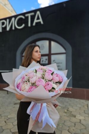 Букет из 25 нежных пионов с гипсофилой