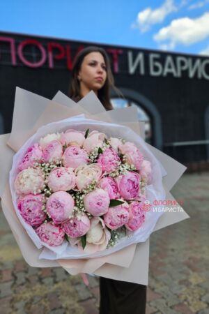 Букет из 25 нежных пионов с гипсофилой